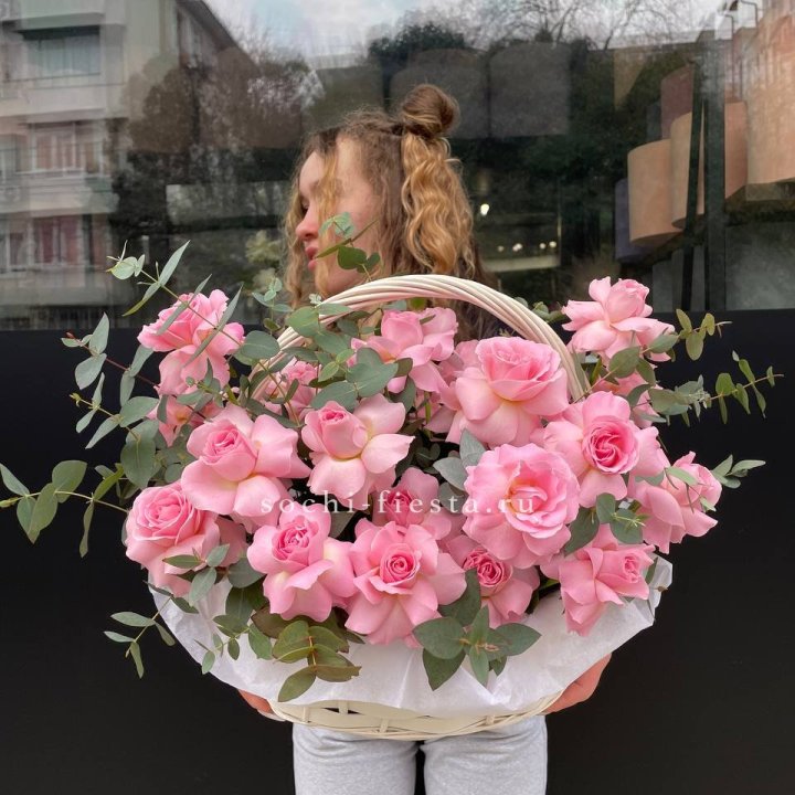 25 роз в цветочной корзине  в Нижневартовске