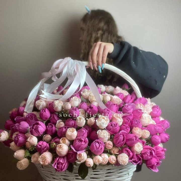Премиум корзина пионовидных кустовых роз в Нижневартовске
