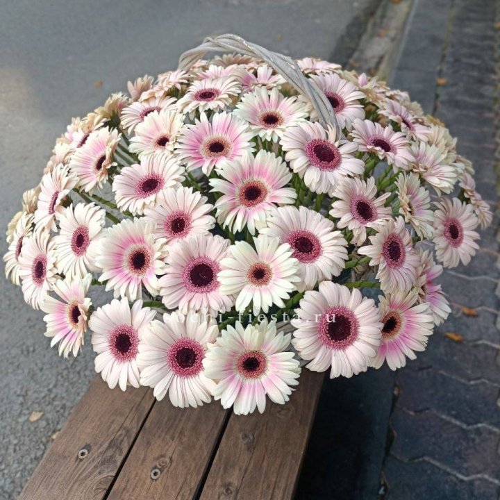 Корзина с герберами  в Нижневартовске