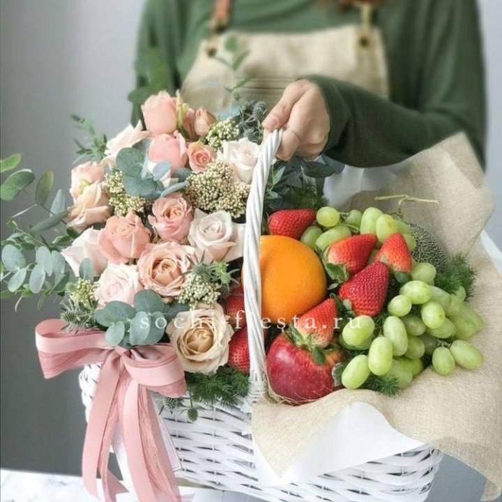 Фруктовая корзина c цветами в Нижневартовске