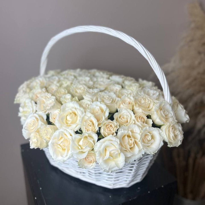 101 белая роза в корзине в Нижневартовске