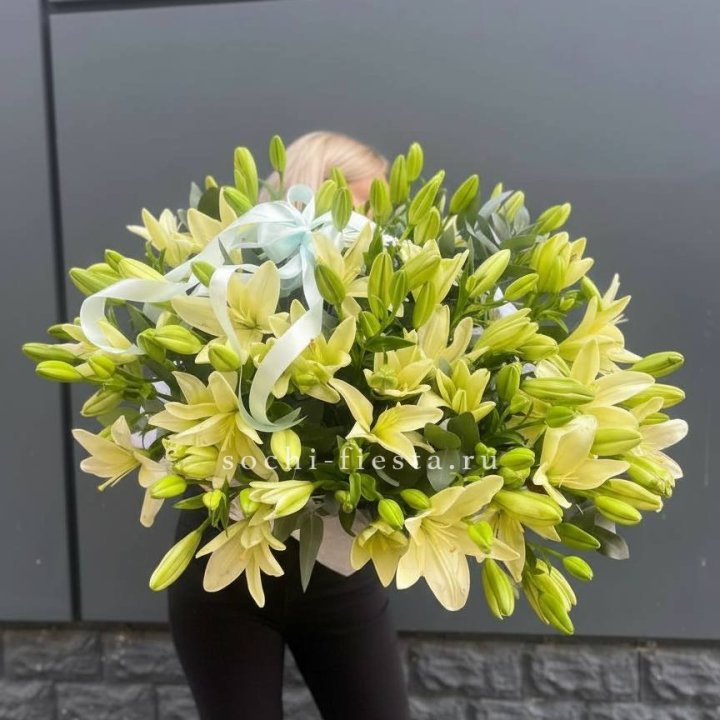 Лилии в корзине в Нижневартовске