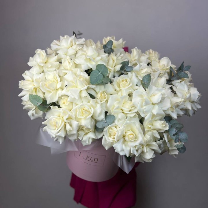 37 белых роз в боксе в Нижневартовске