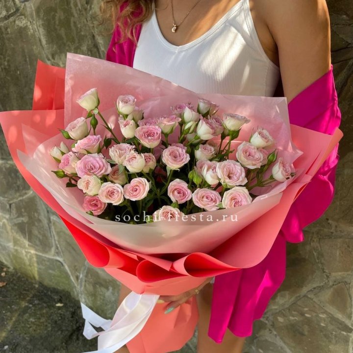 Розовые кустовые розы в Нижневартовске