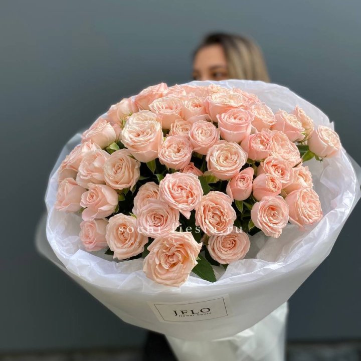 Букет кустовых роз Бомбастик с доставкой в Нижневартовске