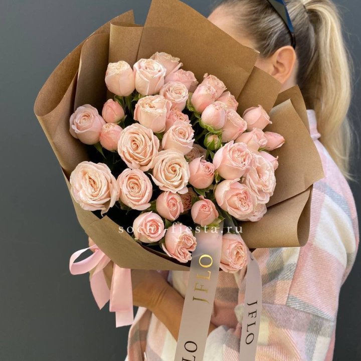 Кустовые розы Бомбастик в крафте в Нижневартовске