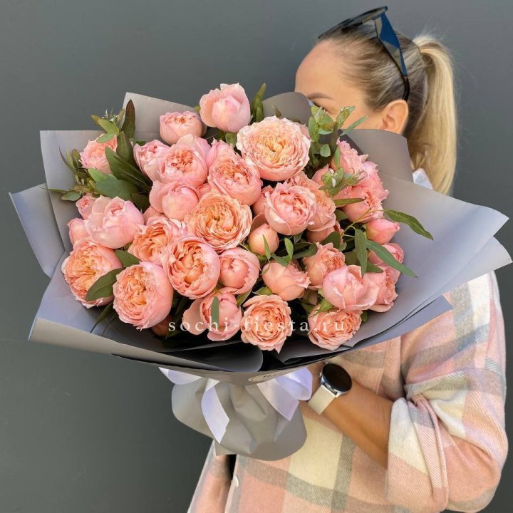 Букет с пионовидными розами "Пивайн" в Нижневартовске