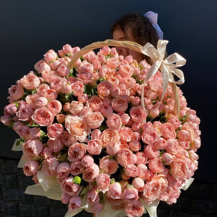 Корзина из пионовидных роз в Нижневартовске