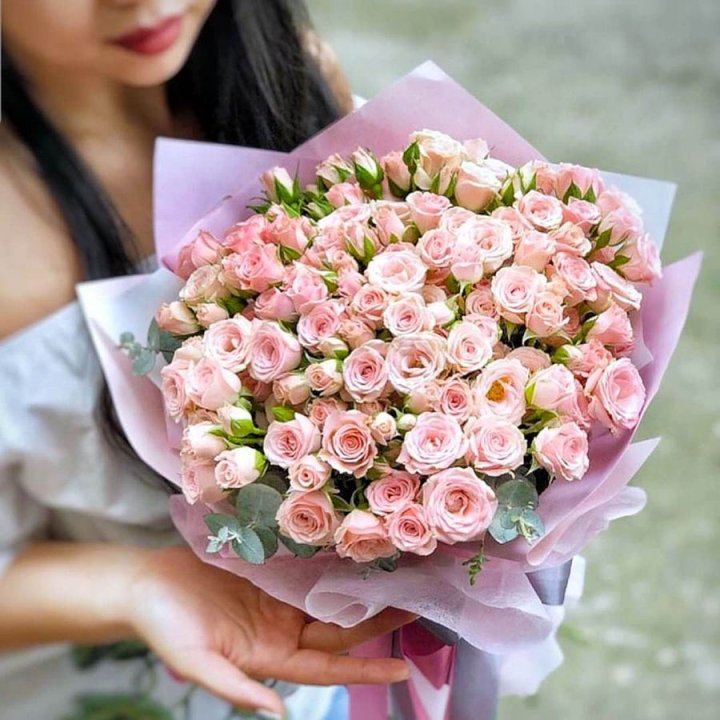 Кустовые розы с эвкалиптом в Нижневартовске