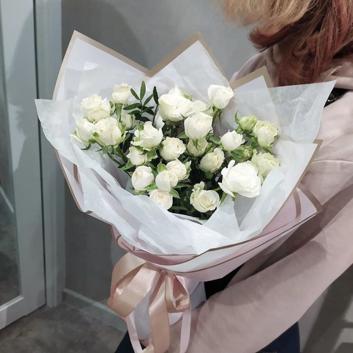 Белоснежные кустовые розы в Нижневартовске