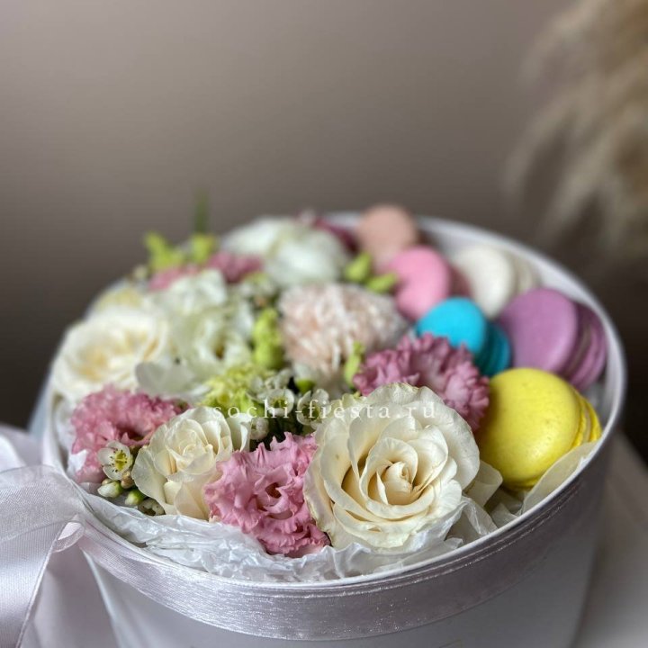 Цветы в цилиндре с макаронс "Прованс" в Нижневартовске