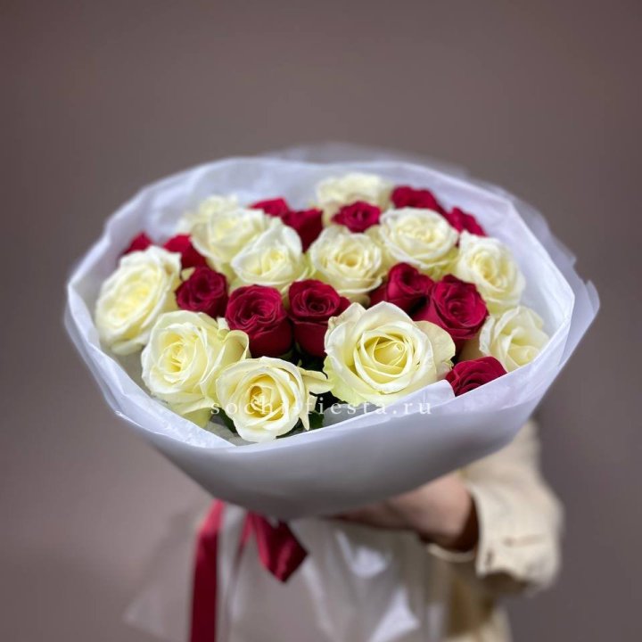 Букет их красных и белых 25 роз в Нижневартовске