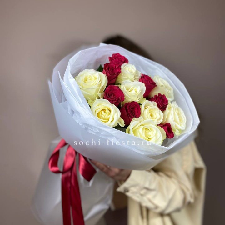 Букет из красных белых 15 роз в Нижневартовске