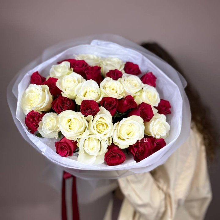 Букет из красных белых 35 роз в Нижневартовске