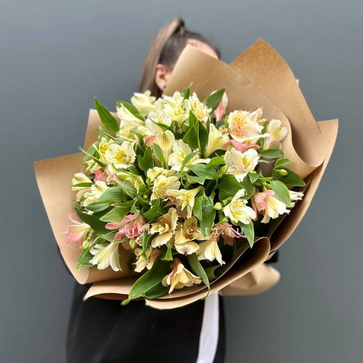 Букет альстромерий в крафте в Нижневартовске