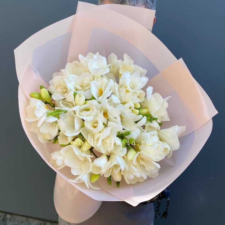 Букет белых фрезий  в Нижневартовске