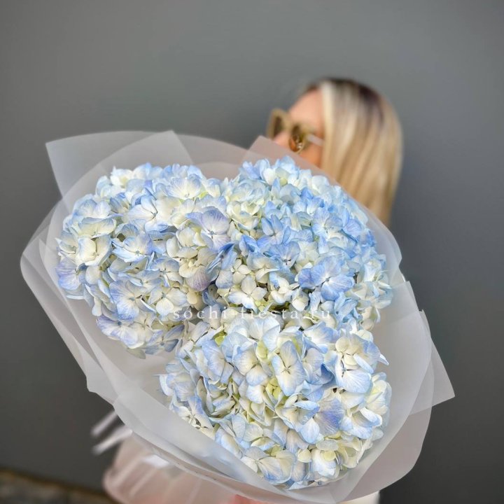 Букет из 3 голубых гортензий  в Нижневартовске