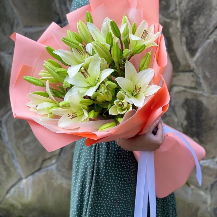 Букет из 7 белых лилий в Нижневартовске