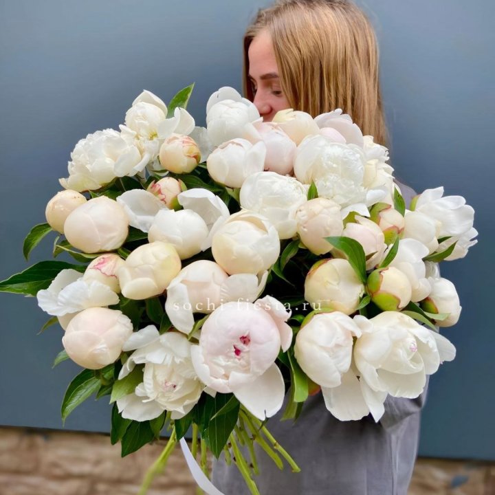 Охапка пионов в Нижневартовске