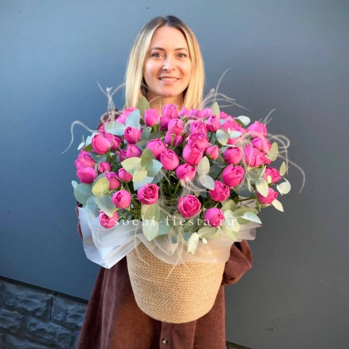 Пионовидные розы  в джутовом кашпо  в Нижневартовске