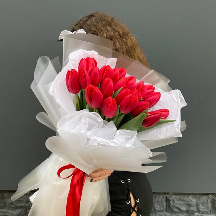  25 красных воздушных тюльпанов в Нижневартовске