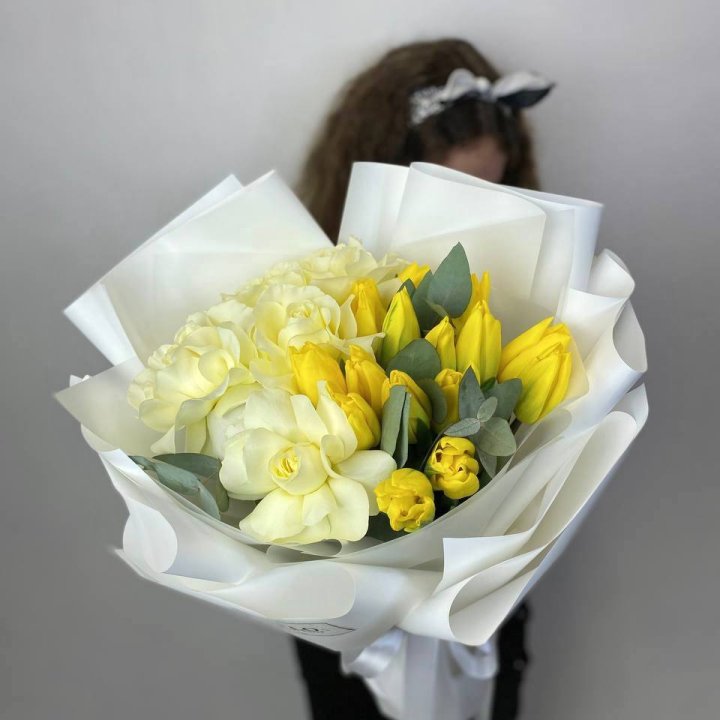 Дуо жёлтые тюльпаны и розы в Нижневартовске