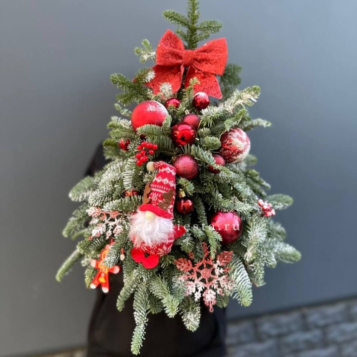 Новогодняя елочка "Ред" в Нижневартовске