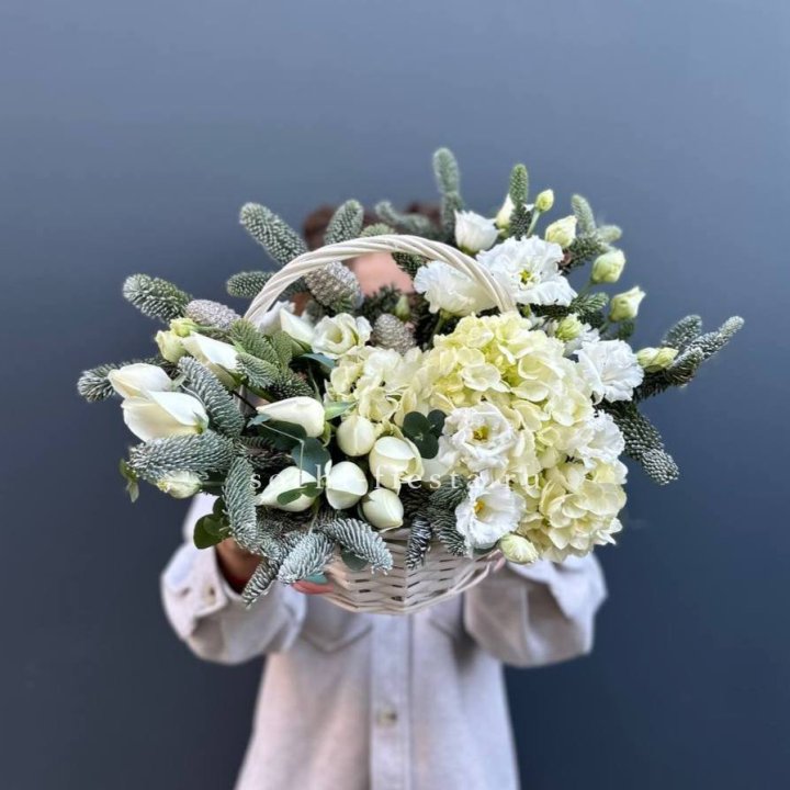 Новогодняя корзина с цветами в Нижневартовске