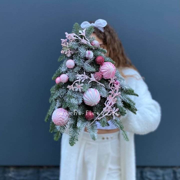 Новогодняя елочка "Розе" в Нижневартовске