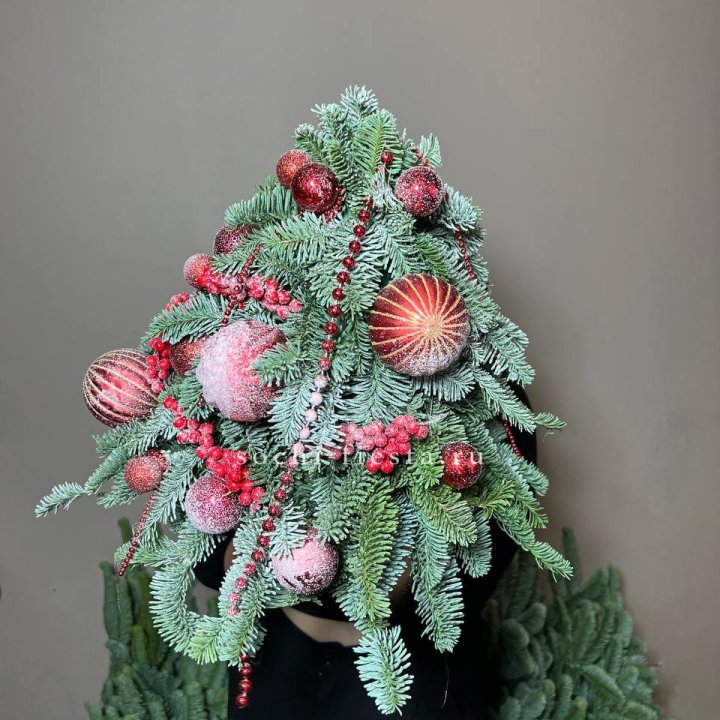 Ёлка красная в Нижневартовске