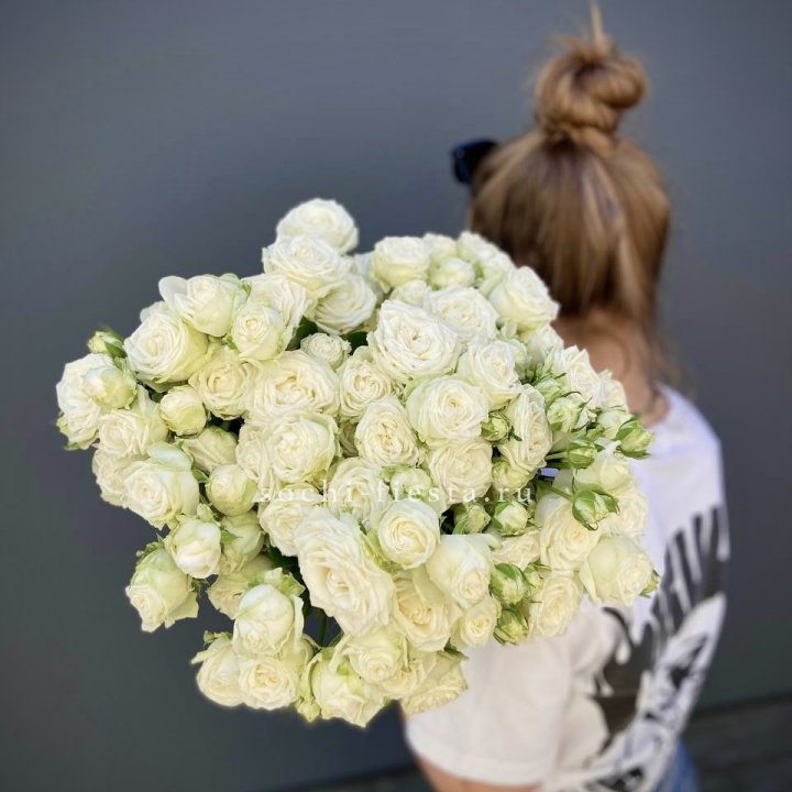 Охапка кустовых роз бомбастик  в Нижневартовске