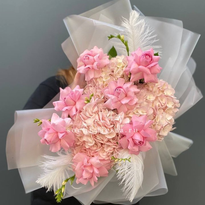  Букет  из гортензий и розовых роз в Нижневартовске