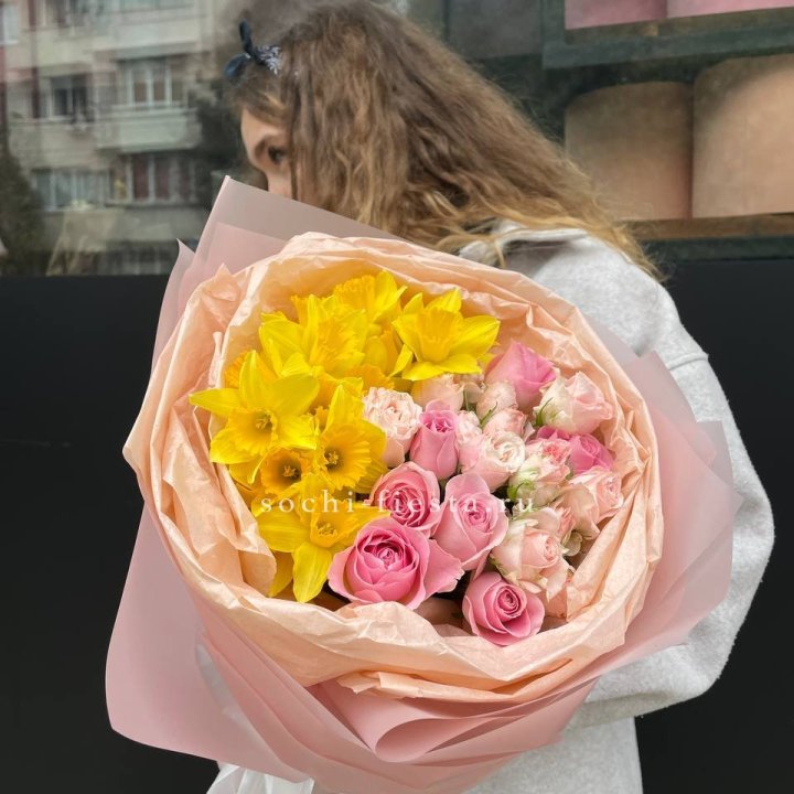 Букет роз и нарциссов в Нижневартовске