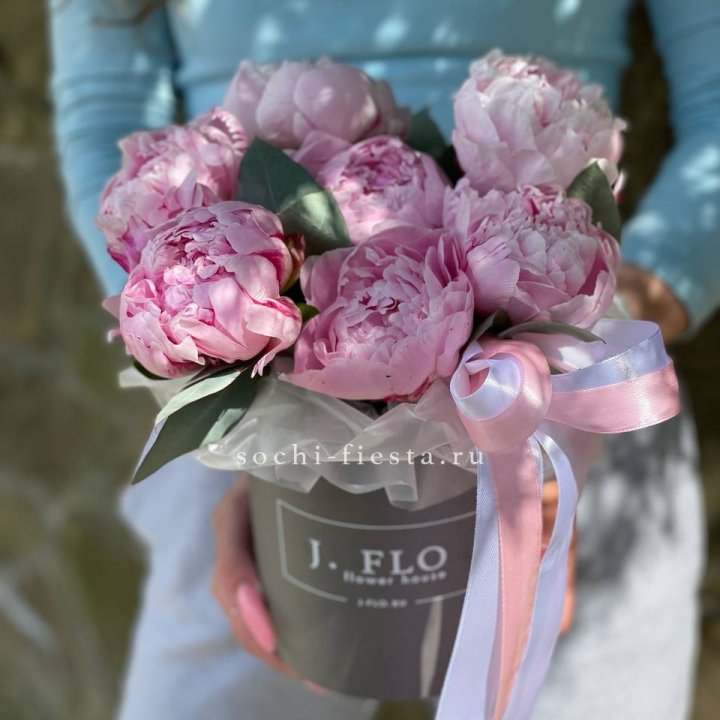 Цилиндр пионов с эвкалиптом в Нижневартовске