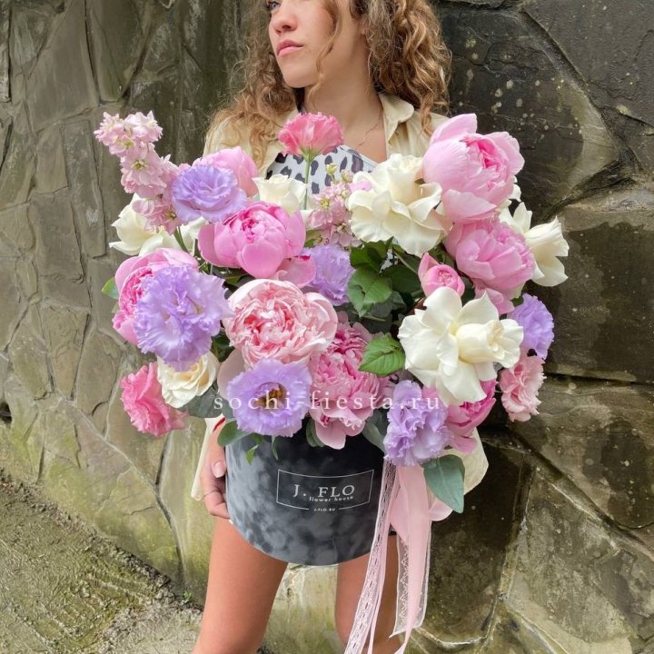 Дизайнерский цилиндр с пионами в Нижневартовске