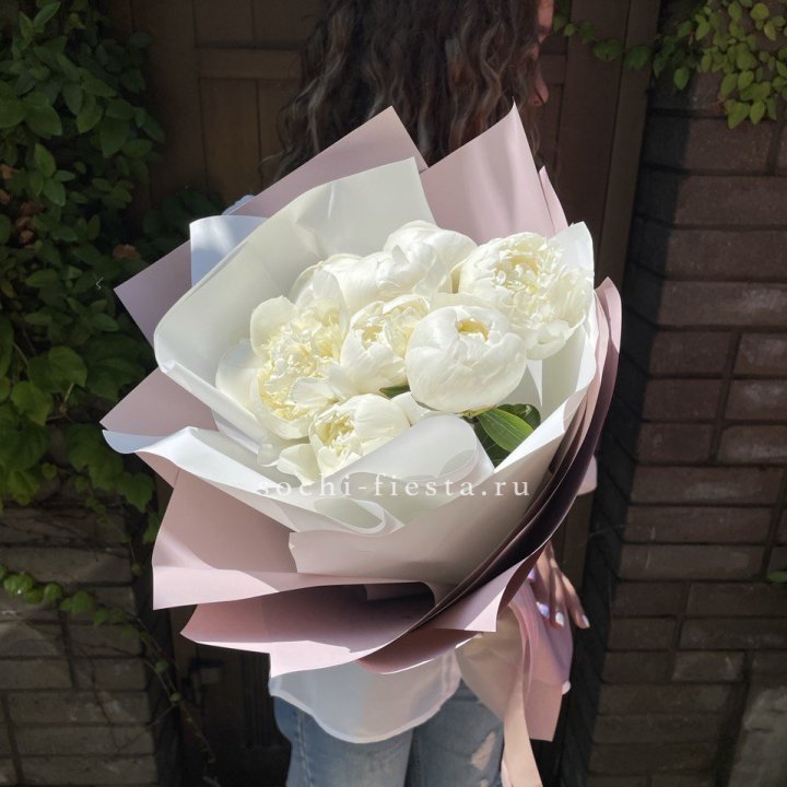 9 белоснежных пионов в Нижневартовске
