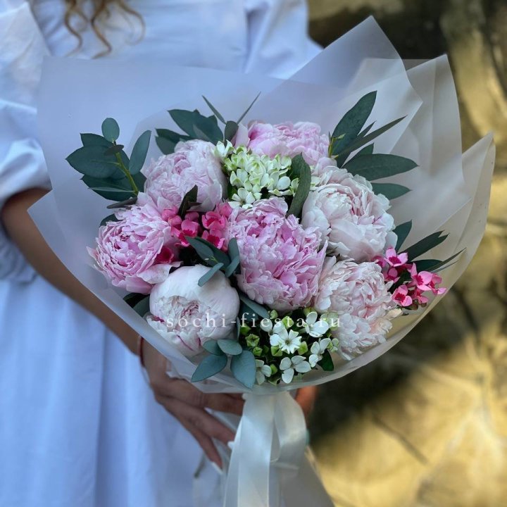 7 зефирных пионов с эвкалиптом в Нижневартовске