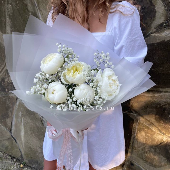 Букет белых пионов "Файв" в Нижневартовске