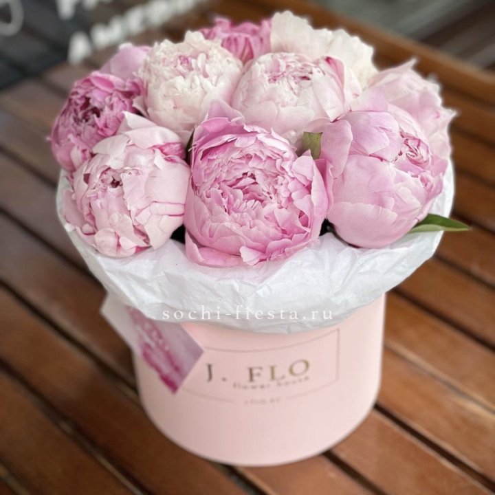 Цилиндр с пионами "Лилу" в Нижневартовске