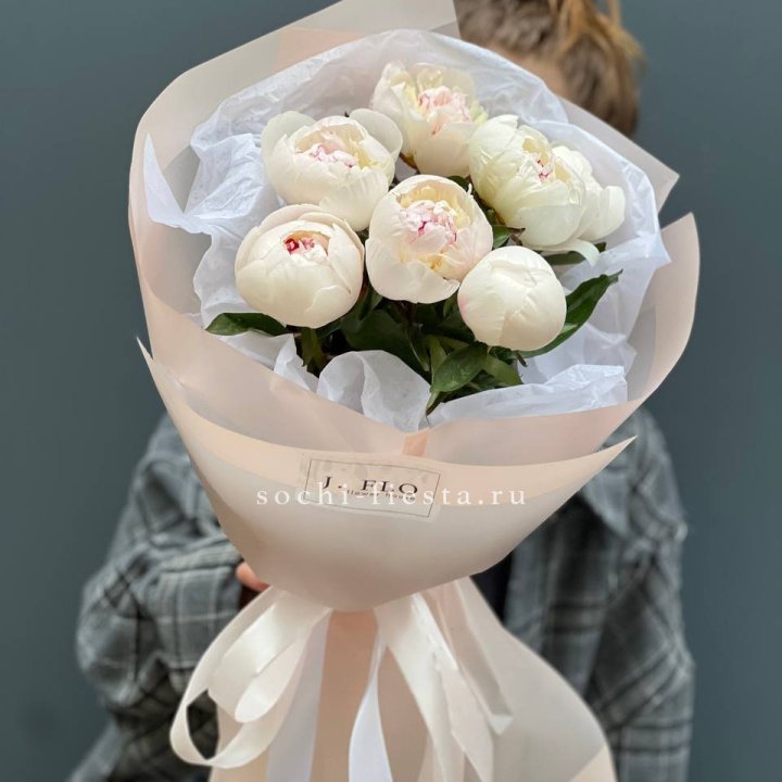 Букет белых пионов в Нижневартовске