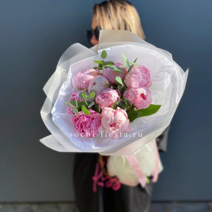 9 пионов с эвкалиптом в Нижневартовске