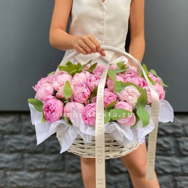 29 пионов в корзине в Нижневартовске