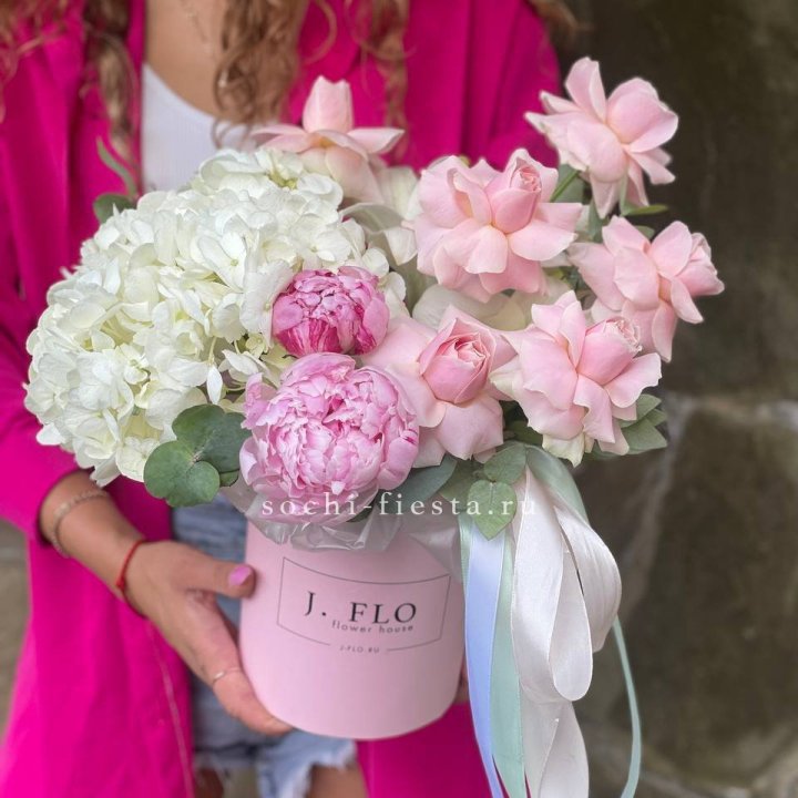 Цилиндр с пионами "Алисия" в Нижневартовске