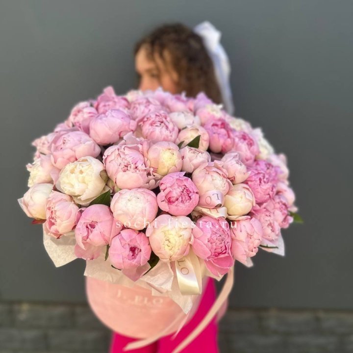 51 нежных пионов  в цилиндре в Нижневартовске