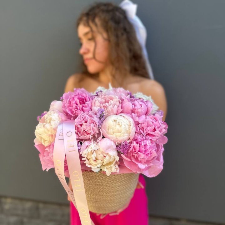 15 пионов в джутовом кашпо в Нижневартовске