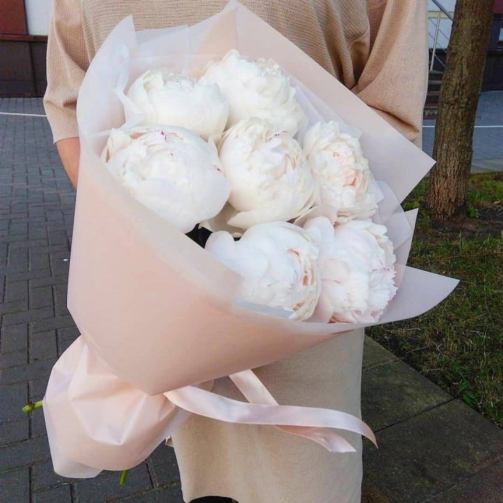 Букет белых пионов в Нижневартовске