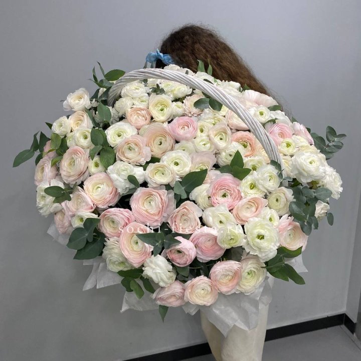 Ранункулюсы в корзине в Нижневартовске