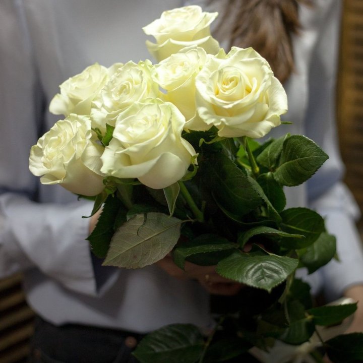 7 белых роз в Нижневартовске