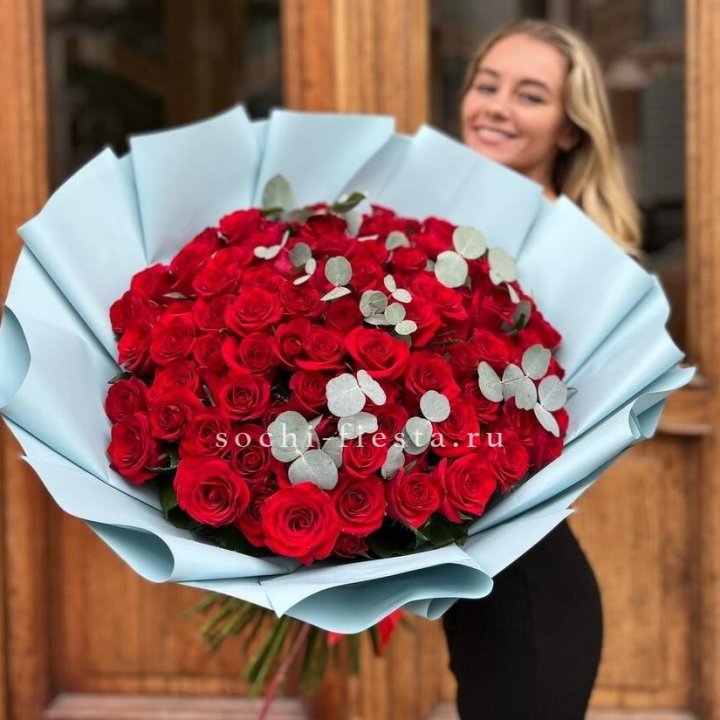 101 красная роза с эвкалиптом в Нижневартовске