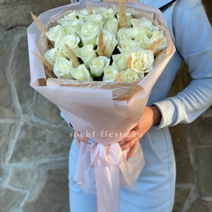 25 белых роз с сухоцветами в Нижневартовске